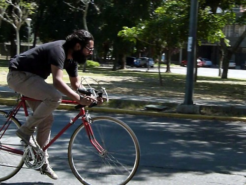 siguiendoruedas: Gunther acelerando para dejar a Iván y Juan y lograr el tercer lugar.