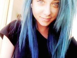 meaga-nut:  2011, I miss my blue hair the