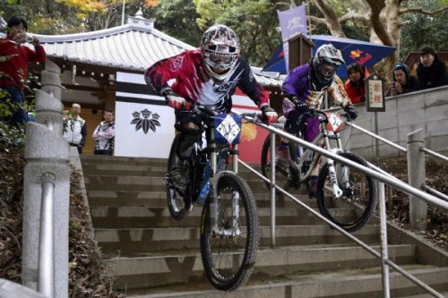 chirosangaku: 源平ゆかりの名刹でダウンヒル　境内駆け下りる「須磨寺一騎打ち」熱戦を展開 - cyclist