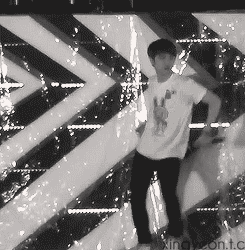  D.o &amp; Kris dancing. @ smtown bkk 