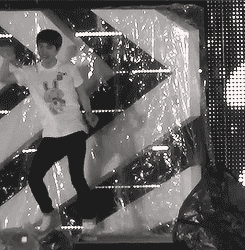  D.o &amp; Kris dancing. @ smtown bkk 