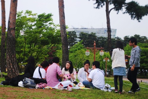 The day that a circle of ukulele players sat next to us at World Cup Park making our picnic feel lik