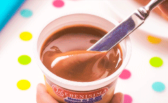 illusion-never-changed:  imafuckinguniicorn:  Dulce de lecheeeeee♥  Gracias al que publico este post me tente, fui a la heladera para buscar dulce de leche y no habia mas, estoy en crisis(? 