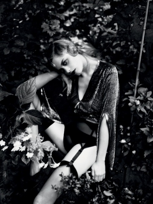 spinningbirdkick:  Ellen von Unwerth / Grey Magazine #7 Fall 2012. 