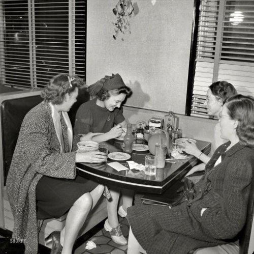 smartchickscommune:  Girls’ Night Out: 1941 December 1941. Washington, D.C. “Washington Hot Shoppe restaurant.” Photo by John Collier. View full size. 