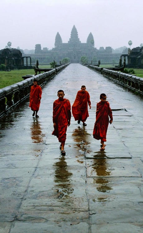 gasshofriend:  worldfaith:  cambodia   What we see in the background is Angkor Wat, one of the many 