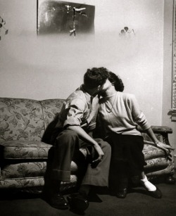 hipnerd63:      Teenage couple kissing Atlanta, US, 1948  Photographed by Ed Clark for LIFE magazine             