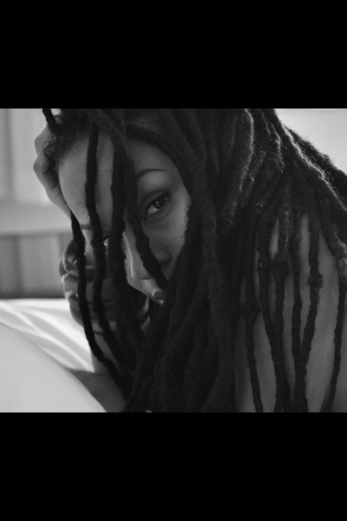 outstandingfeeling:  sweetdreadfairy:  I wonder what she’s thinking…  http://outstandingfeeling.tumblr.com 