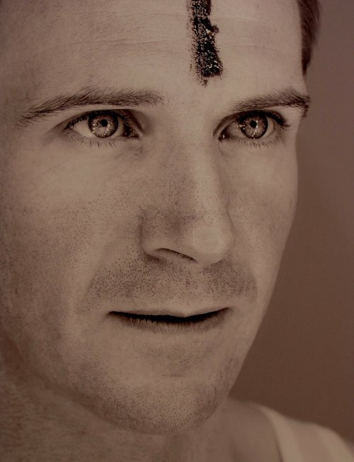 alwaysiambic:Ralph Fiennes as Mark Antony in Shakespeare’s Julius Caesar, 2005.