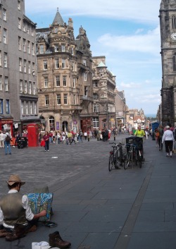 fashionmakiroll:  Painter on the Royal Mile