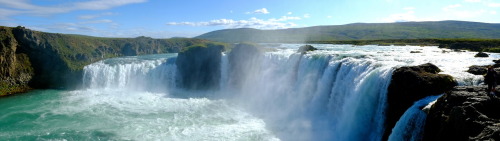 esromphotography:  iceland panoramic-For someone as computer illiterate as me the panoramic feature on the fuji x-series cameras is really fun to use. I wouldn’t know how to install photoshop on my computer lat alone somehow stitch 10 photos together!