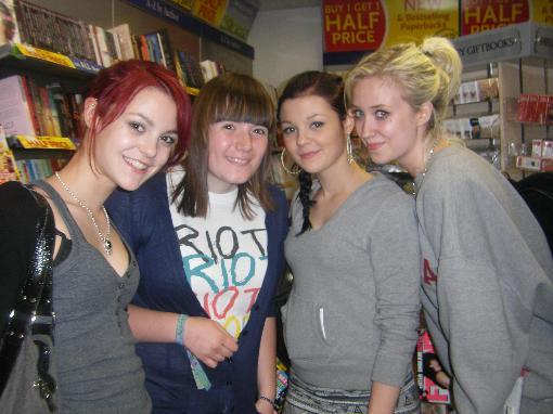 biguplilykat:  So a fan happened across LilyKat and Meg at a bookstore and asked