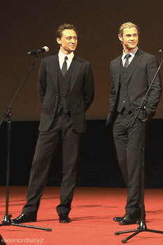 eleanordaisyjr:  Hiddlesworth in sync! (The Avengers moscow Premire [x]) 