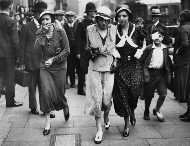 Actress, drug addict and “It Girl” Brenda Dean Paul (1907–1959, centre) leaves