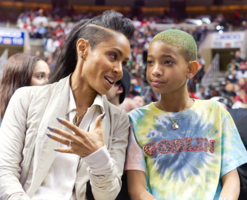 pillowbooksuenos:therealchencia:styleite:Jada Pinkett Smith’s awesome defense of Willow’s shaved hea