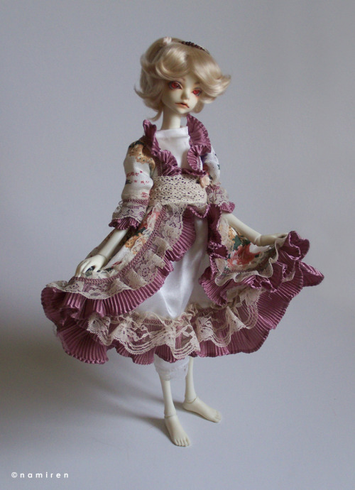 namiren:  “little cinderella has lost his shoes…”  In fact ,he had no shoes at allT__T damn ebay seller  fooled us … (uhmm forgot to add…I will sell that pink dress I wonder if there’s anyone who whould be interested in it?_?) 