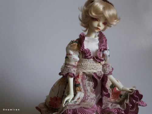 namiren:  “little cinderella has lost his shoes…”  In fact ,he had no shoes at allT__T damn ebay seller  fooled us … (uhmm forgot to add…I will sell that pink dress I wonder if there’s anyone who whould be interested in it?_?) 