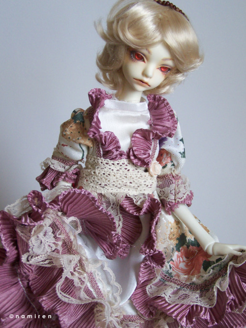 namiren:  “little cinderella has lost his shoes…”  In fact ,he had no shoes at allT__T damn ebay seller  fooled us … (uhmm forgot to add…I will sell that pink dress I wonder if there’s anyone who whould be interested in it?_?) 