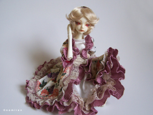 namiren:  “little cinderella has lost his shoes…”  In fact ,he had no shoes at allT__T damn ebay seller  fooled us … (uhmm forgot to add…I will sell that pink dress I wonder if there’s anyone who whould be interested in it?_?) 