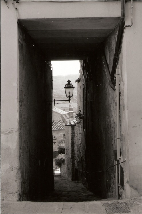 prettydame:  Photo by lchaves : Pathway, Castiglion Fiorentino, Italy