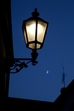billyhowardfoto:  Street light and moon,