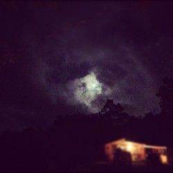 La naturaleza en todo su apogeo&hellip;. Una luna digna d un nuevo comienzo en la vida&hellip;.#moon #night #nature #beautyful