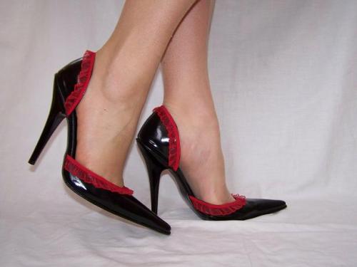 Black latex-rubber heels with red lacewww.obuwie-erotyczne.pl/item.html/id/3090111656