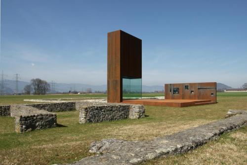 enochliew:Roman Villa by Marte.Marte ArchitectsA sculpture planted between the remnants of two diffe