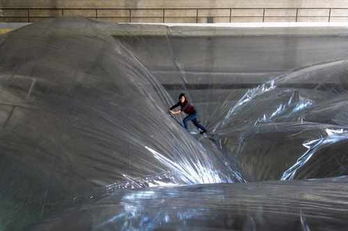 showslow:   On Space Time Foam   A fantastic installation by Argentinian artist Tomàs