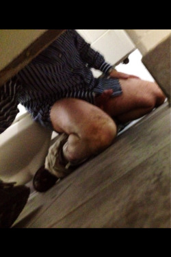 totaltopbottomsup:  Dirty Daddy on his knees