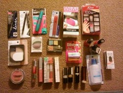 flickingmybic:  MAKEUP GIVEAWAY! Okay so I’ve had this around for a couple of months because either my mom buys it and I don’t really care for it or she buys it and I already have it. So…why not give it away! So this kinda goes along with my 900