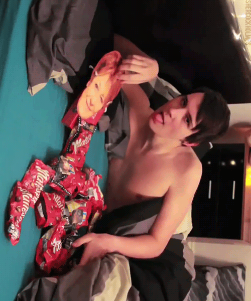 danandphilmemes:  beat-dem-eggz-lyk-chrisbrown:  i didn’t realise till now that dan is finGERING DELIA SMITH’S MALTESER VAGINA JESUS FUCKING CHRIST  