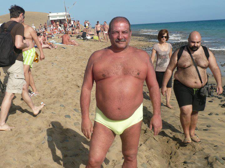 bemach:  speedochubby:  he waited `til the bald guy was near to take the shot !