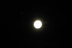 pavelgrunge:  Moon and Jupiter together… La Luna y Jùpiter juntos … 28.11.2012 
