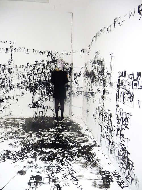ryuke:  Helena Hamilton: NOTETOADISTANTGOD (installation/performance. London, February 2011) 