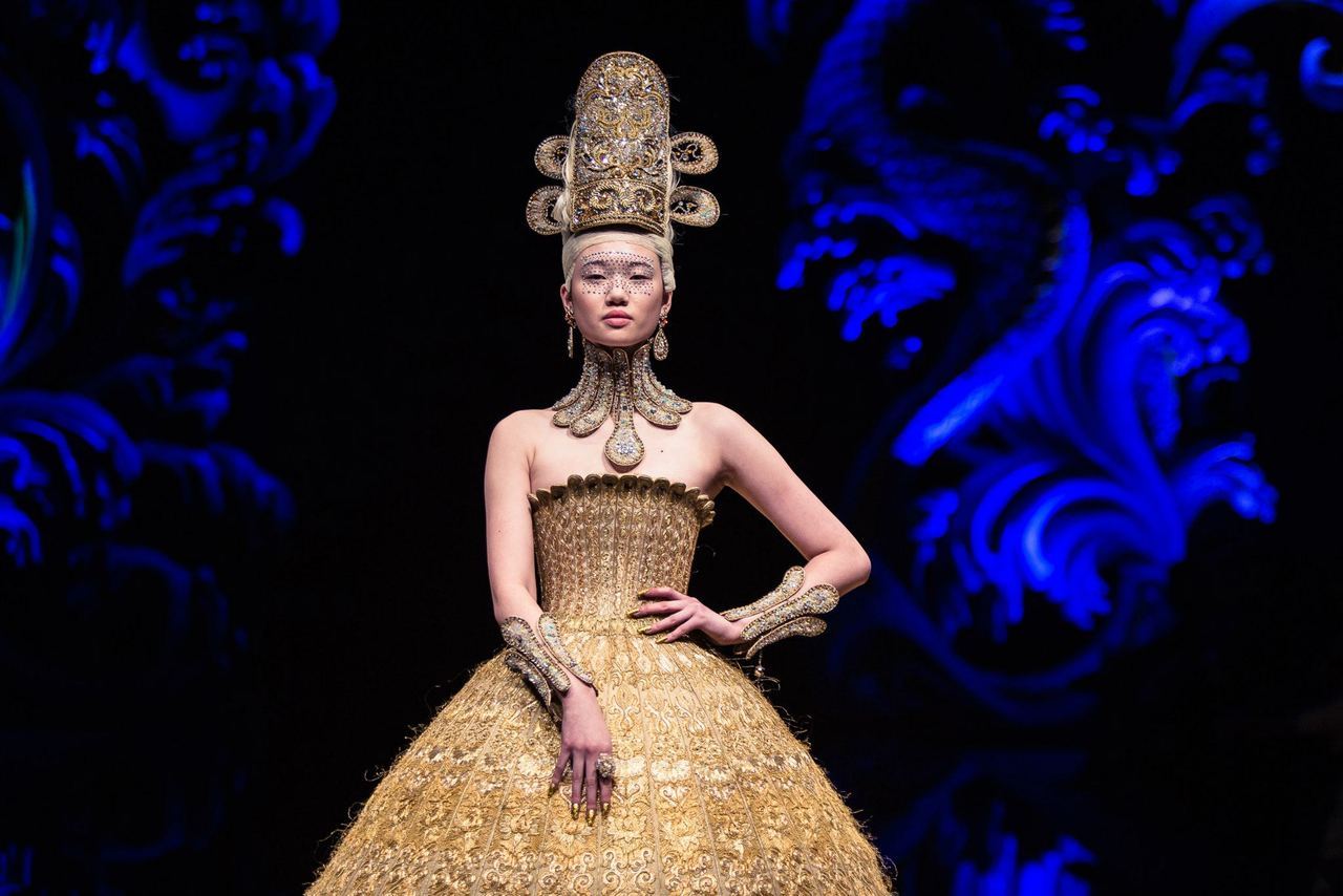 - Guo Pei Fall-Winter 2012 The Legend of the Dragon ...