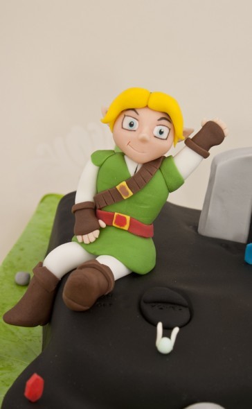 otlgaming:LEGEND OF ZELDA: OCARINA OF TIME CAKEWe’ve seen a Wind Waker cake, Zelda Heart cupcakes bu