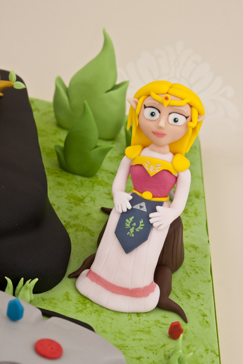 otlgaming:LEGEND OF ZELDA: OCARINA OF TIME CAKEWe’ve seen a Wind Waker cake, Zelda Heart cupcakes bu