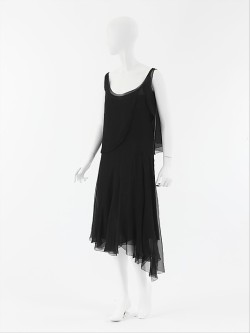 omgthatdress:  Evening Dress Coco Chanel, 1925 The Metropolitan Museum of Art  *wyje długo, przeciągle i boleśnie*