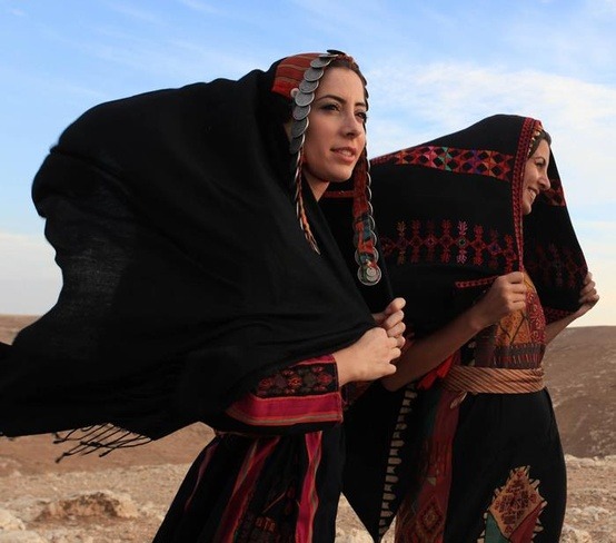 bouregag:Palestinian Girls wearing their traditional clothes  