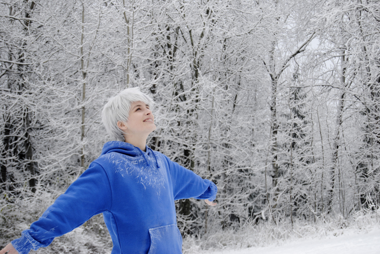 cosplaycruizers:  Delivering the first snow!   Jack FrostPhotoCosplay info   