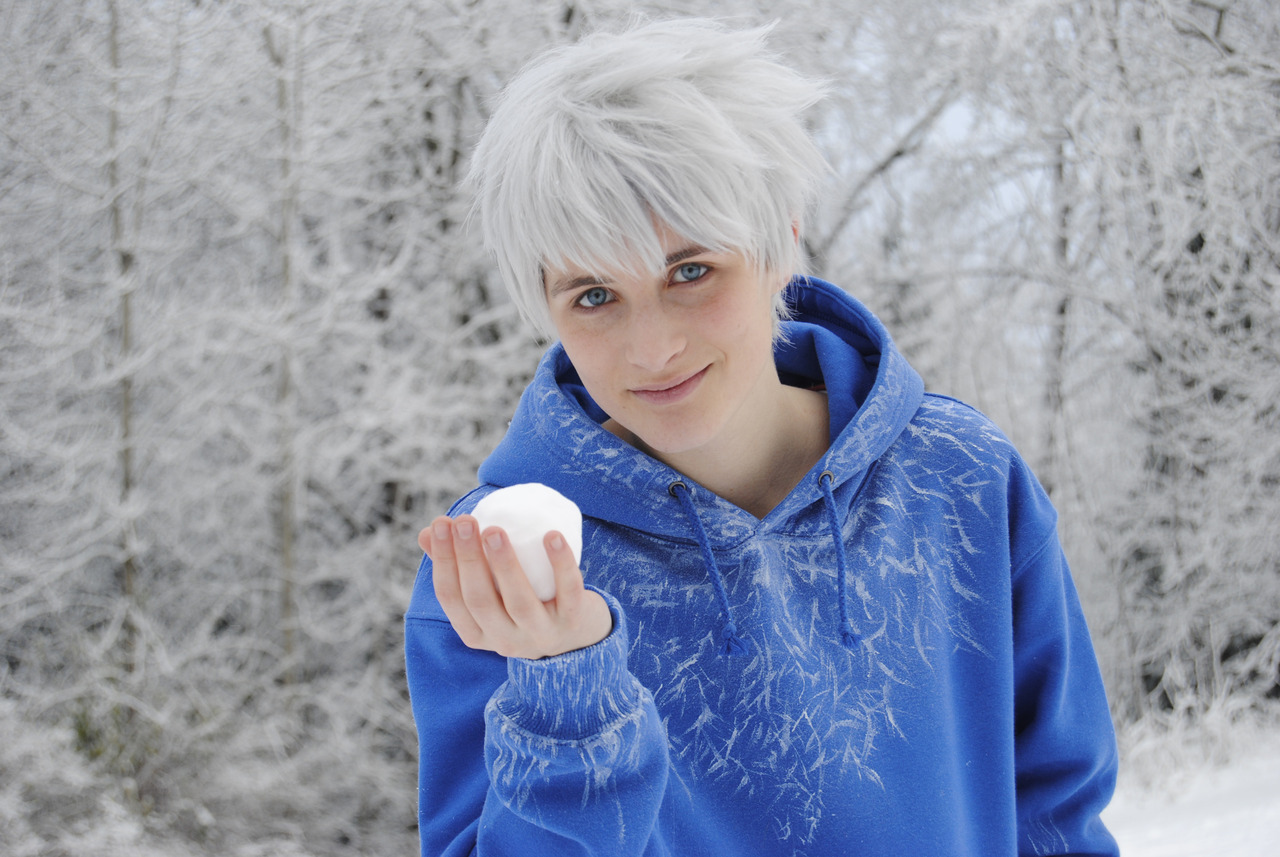 cosplaycruizers:  Delivering the first snow!   Jack FrostPhotoCosplay info   