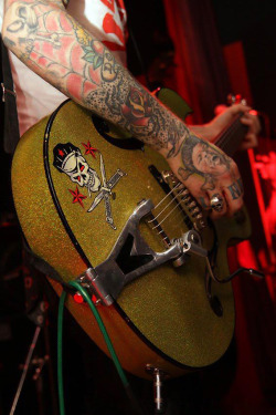 redheads-do-it-better-xo:  bottlecaprocketsmusic:  cool  Unf. That guitar. &lt;3 