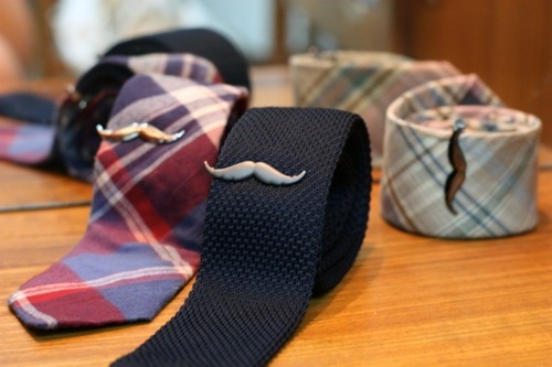 fakemustachepatrol:  Can someone get me this for the holidays?