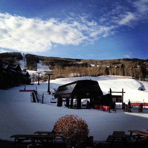 Shaping up to be a beautiful day for ski racing. #birdsofprey (at Ritz Carlton Bachelor Gulch Firepit)