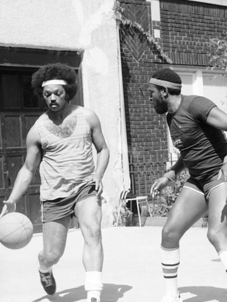 theasefountain:  Jesse Jackson and Marvin Gaye playing hoops