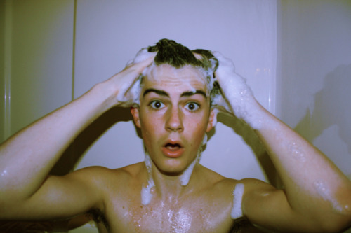 niallsfullofboys: Shower time! cuteguyss:  Submitted by GrantCoco.  