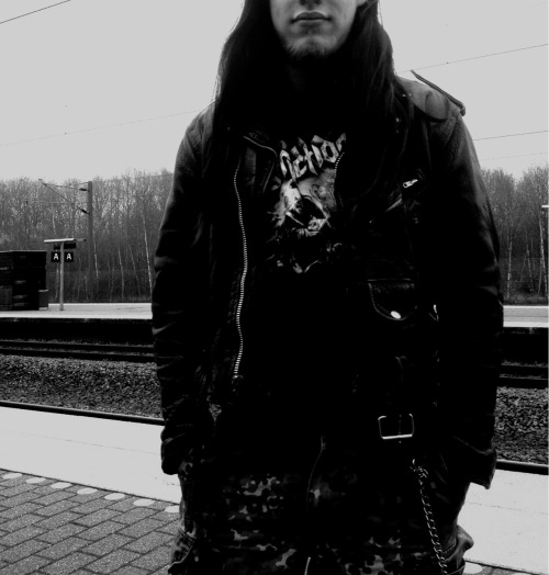 grotesqueimpalement:  Waiting