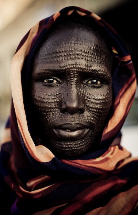 vanishingcultures:  Nuer with traditional scarifications in the souk of Omdurman photo by Swiatek Wojtkowiak