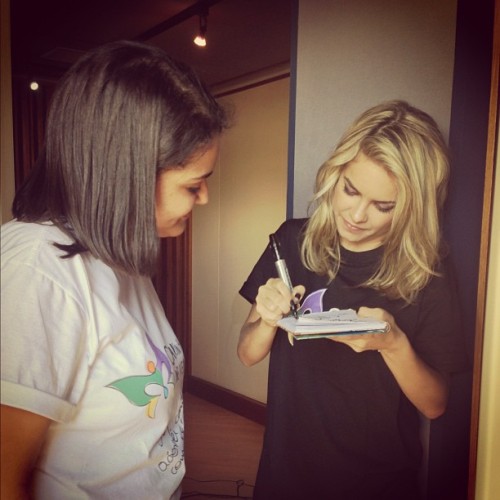 my-allrebelde:   que lindas  Ain gente a Ju merece, ela é muito dedicada! Acho que esse autógrafo foi para a Monica *-* 